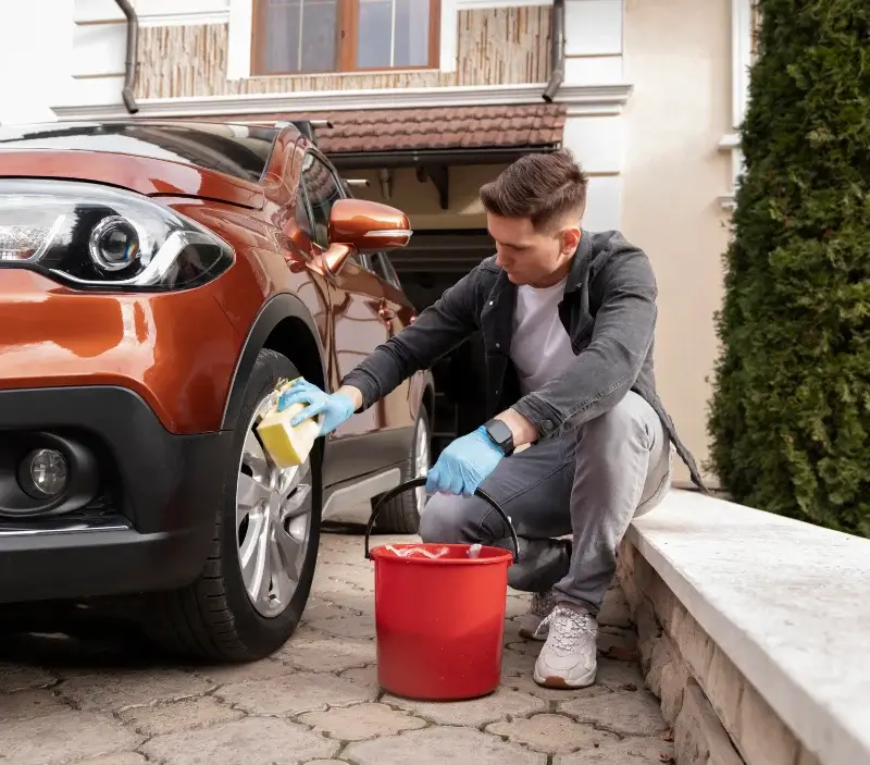 Lavage auto à domicile Saint-Martin-d'Heuille : professionnel intervenant sur un véhicule